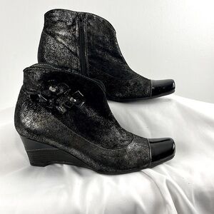 Un Tour En Ville Black Patent & Metallic Wedge Booties